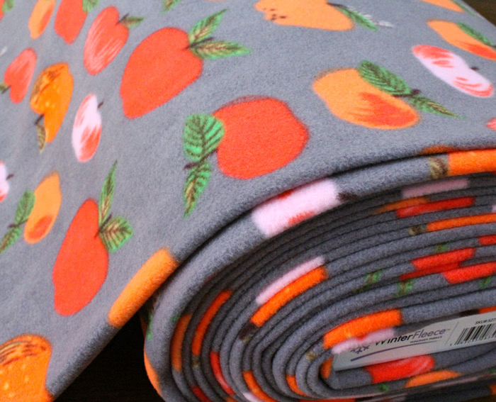 Windham Fabrics / Winter Fleece / 52773DES-1 Apples Grey フリース